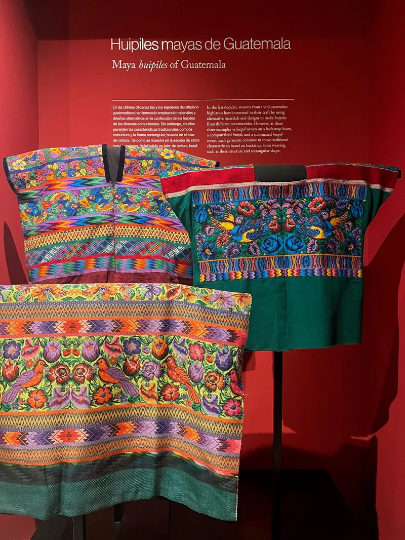 博物館展示的瓜地馬拉馬雅 Huipil 傳統手工刺繡服飾