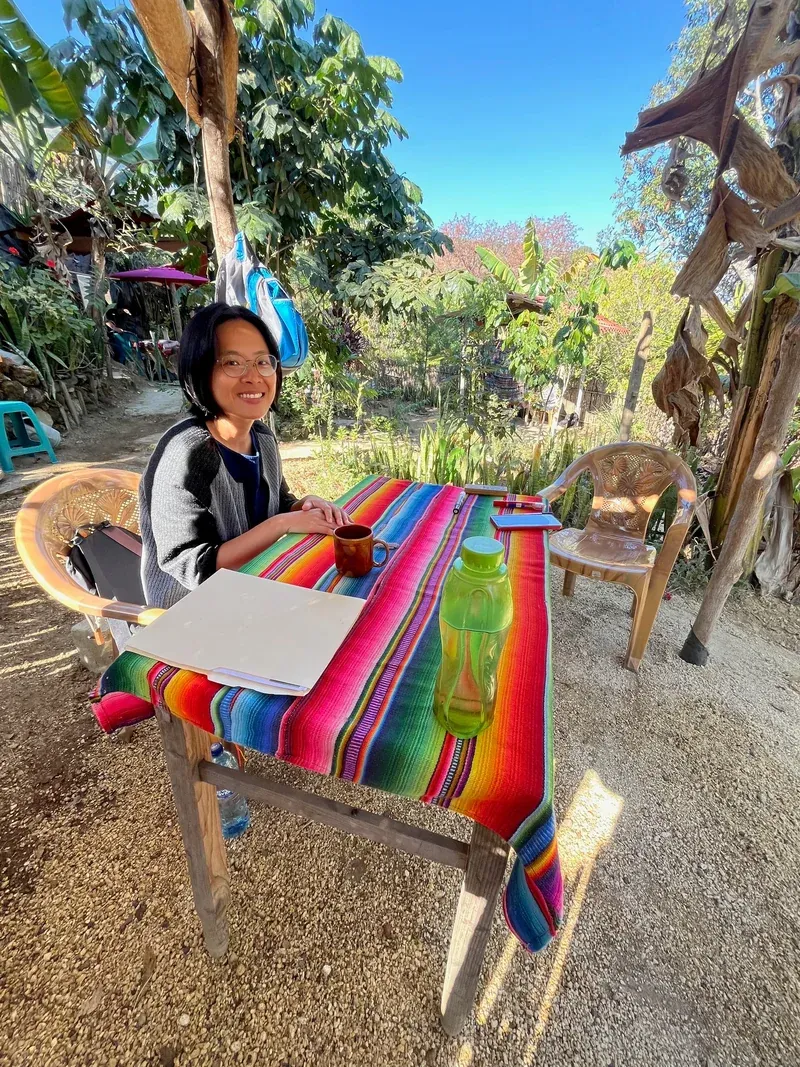 坐在 San Pedro 語言學校的花園課桌前準備開始上課