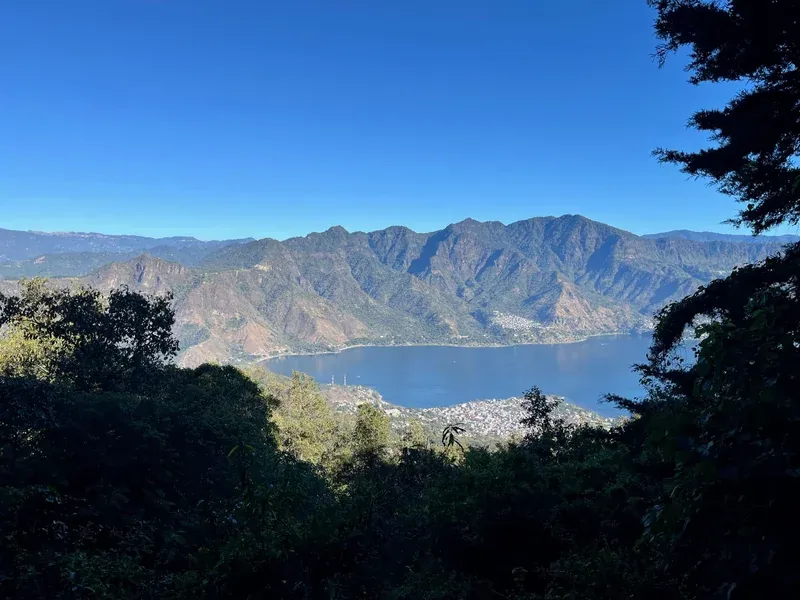 從 San Pedro 往下遠望整個阿提特蘭湖與沿岸城鎮